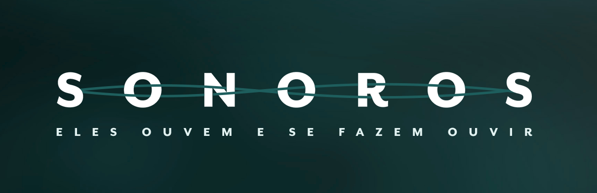 #PraCegoVer Audiodescrição resumida: Fundo verde escuro. Ao centro, em letras brancas, está o texto: Sonoros. Abaixo: Eles ouvem e se fazem ouvir.
