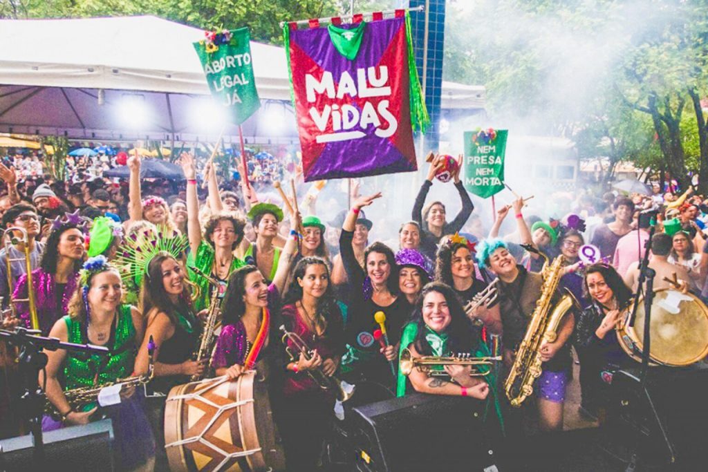 Fotografia de foliões no carnaval